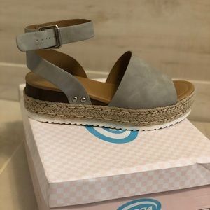 Brand new comfy Soda sandals!